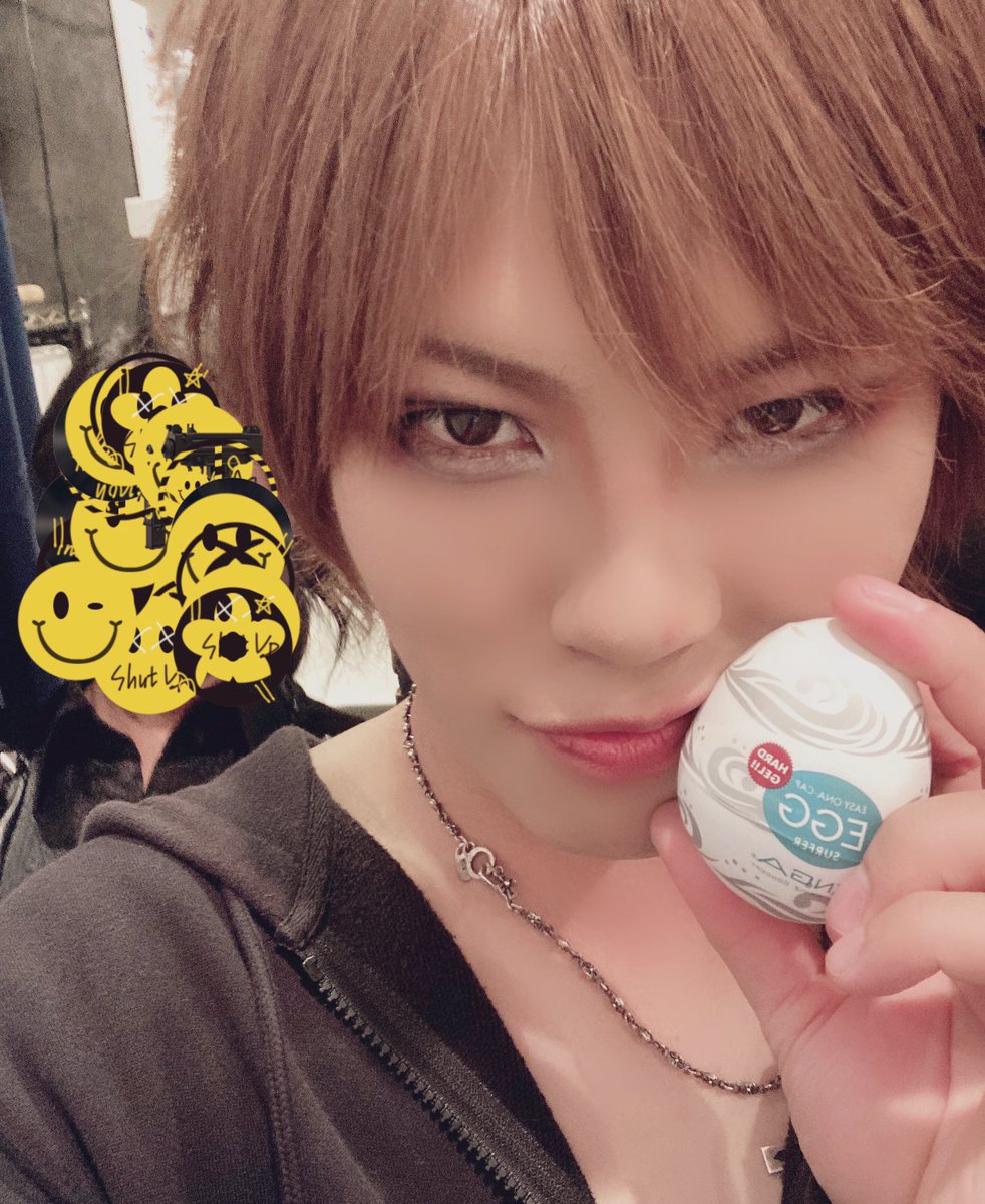 glard_naoya's tweet photo. 2020年7月16日
holiday新宿！！
久しぶりのLIVEで改めてLIVEっていいなって思った☺️

BRAY KiD BREAK iTのYu-ta君HappyBirthday🎁

俺も日付変わって17日誕生日やから約束のアレ♡もらった！
ありがとうね🥴 https://t.co/QKvSiPqqH2