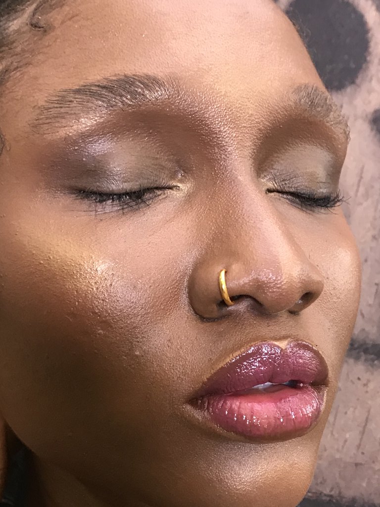 BeautyRoyale1's tweet photo. Alexa play me Skin by @BeautyRoyale1 😌
Makeup by me😎
Model @Divamaka ❤
#beautyart #beautyroyalee #beautyonthebeat #royaledidit #glow #makeup #nofilter #pink #featherybrows #smokeyeyes https://t.co/oVJkPS5LQv