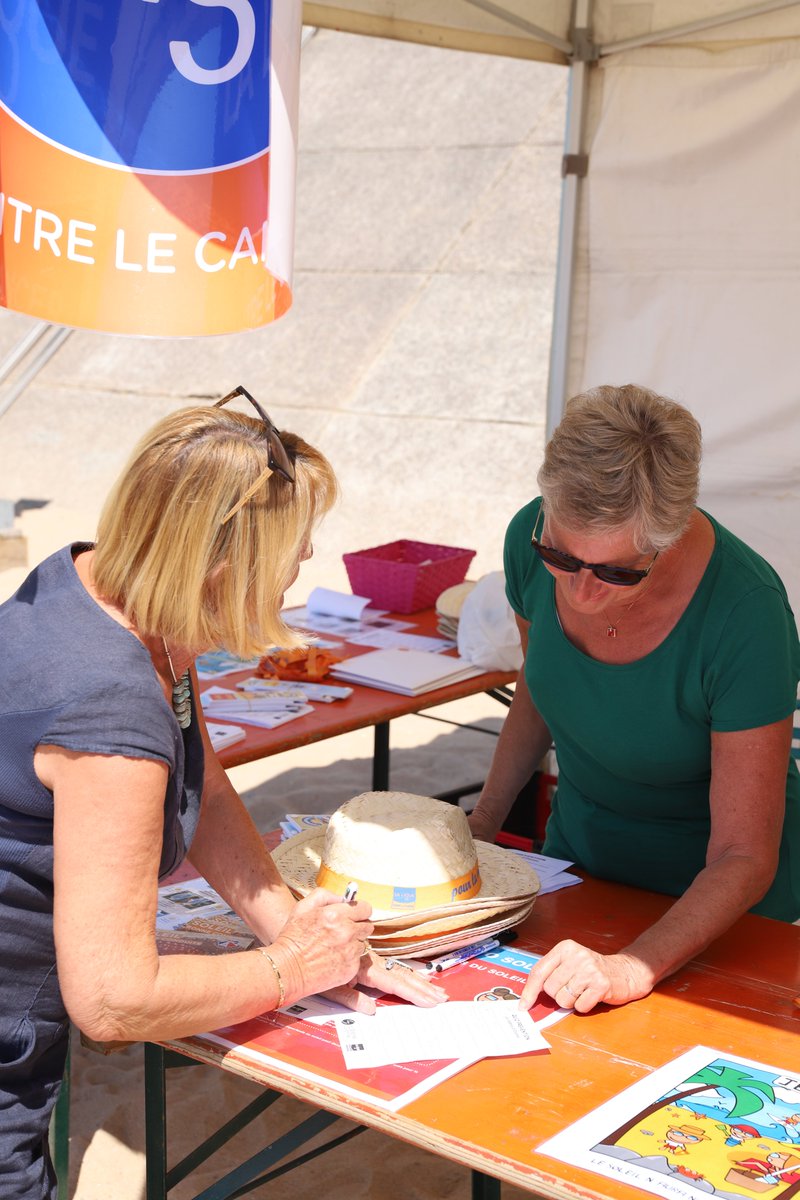 VilleDesSables's tweet photo. @LigueCancer85, sur la grande plage @VilleDesSables, à la rencontre des sablais / vacanciers les 17/7 et 14/8. Objectif de ces journées de prévention : échanger et informer face aux dangers du #soleil / #tabac.
Rdv sur le #remblai, en bas de la place du Maréchal Foch de 10h à 19h https://t.co/ToGGo1Jtse