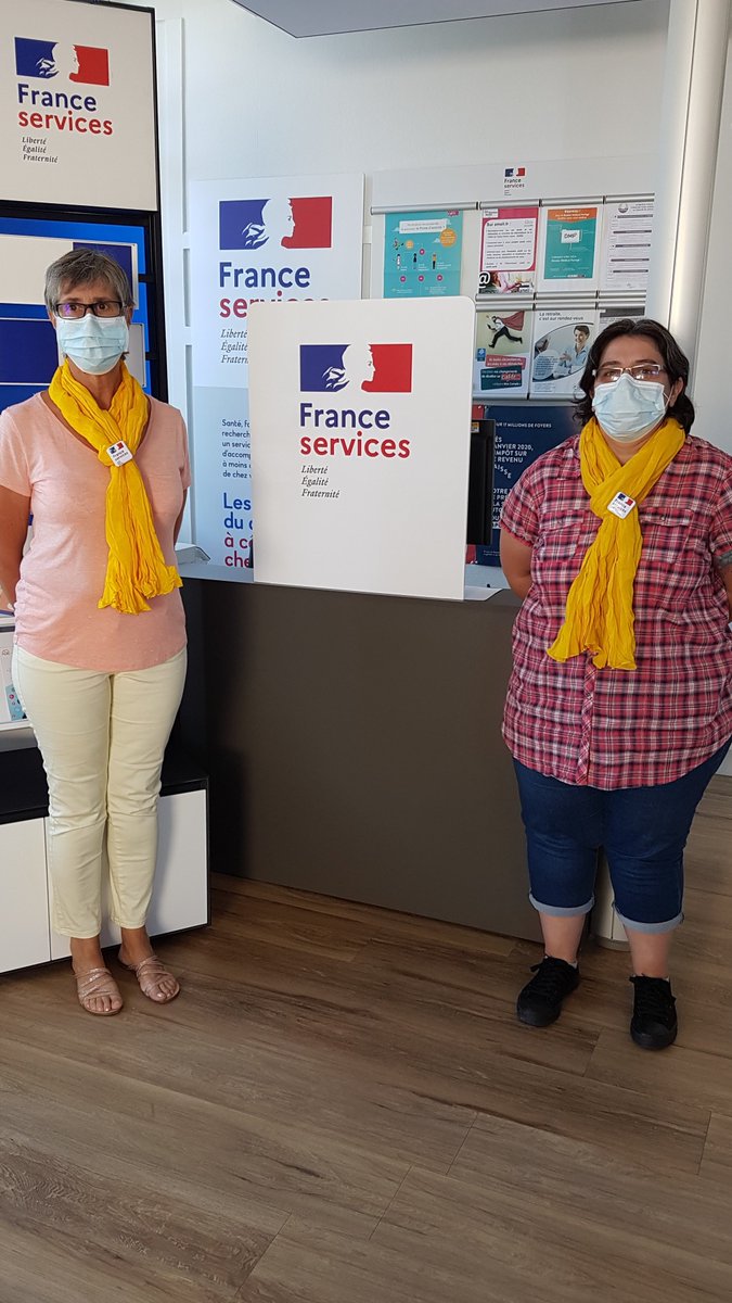 LPNews_CVL's tweet photo. Chantal et Carole, chargées de clientèle au bureau de poste de #Chaillac dans l'#Indre, accueillent et accompagnent les usagers dans leurs démarches auprès des 9 opérateurs partenaires réunis au sein de l'espace #FranceServices, un label crée à l’initiative du @gouvernementFR 🇫🇷 https://t.co/Akt31cI3d4