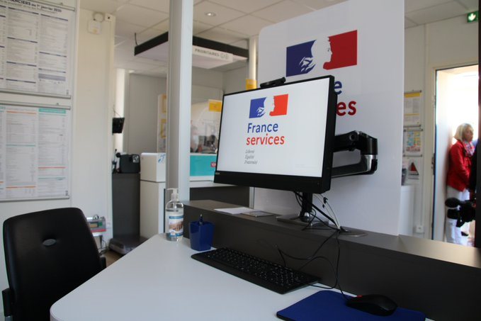 LPNews_CVL's tweet photo. Chantal et Carole, chargées de clientèle au bureau de poste de #Chaillac dans l'#Indre, accueillent et accompagnent les usagers dans leurs démarches auprès des 9 opérateurs partenaires réunis au sein de l'espace #FranceServices, un label crée à l’initiative du @gouvernementFR 🇫🇷 https://t.co/Akt31cI3d4