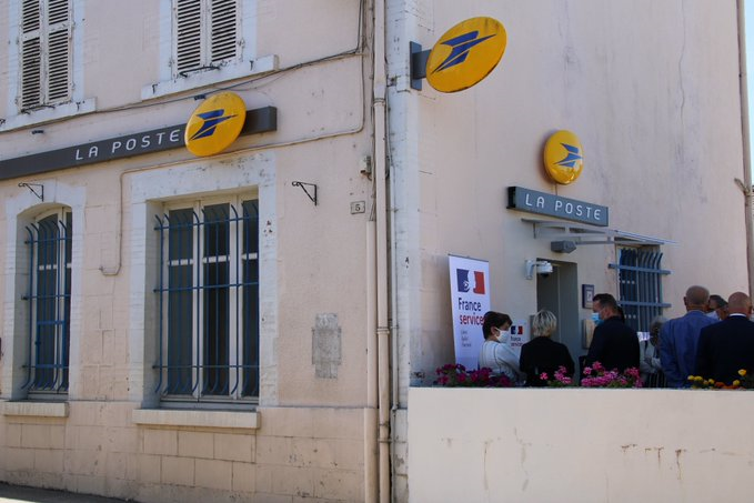 LPNews_CVL's tweet photo. Chantal et Carole, chargées de clientèle au bureau de poste de #Chaillac dans l'#Indre, accueillent et accompagnent les usagers dans leurs démarches auprès des 9 opérateurs partenaires réunis au sein de l'espace #FranceServices, un label crée à l’initiative du @gouvernementFR 🇫🇷 https://t.co/Akt31cI3d4