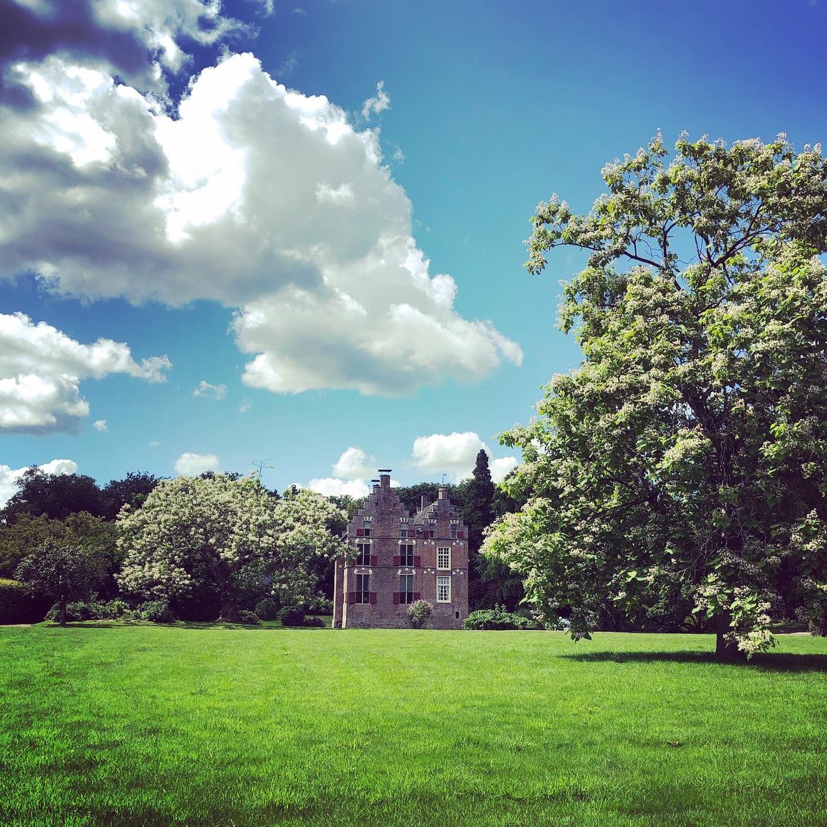 hierhangikuit's tweet photo. Eens even opmeten hoeveel mensen hier passen met 1,5 meter ertussen. Zou een prachtlocatie zijn voor een evenement deze zomer. Toch?
#heerde #visitheerde https://t.co/xvWUR1tbxI