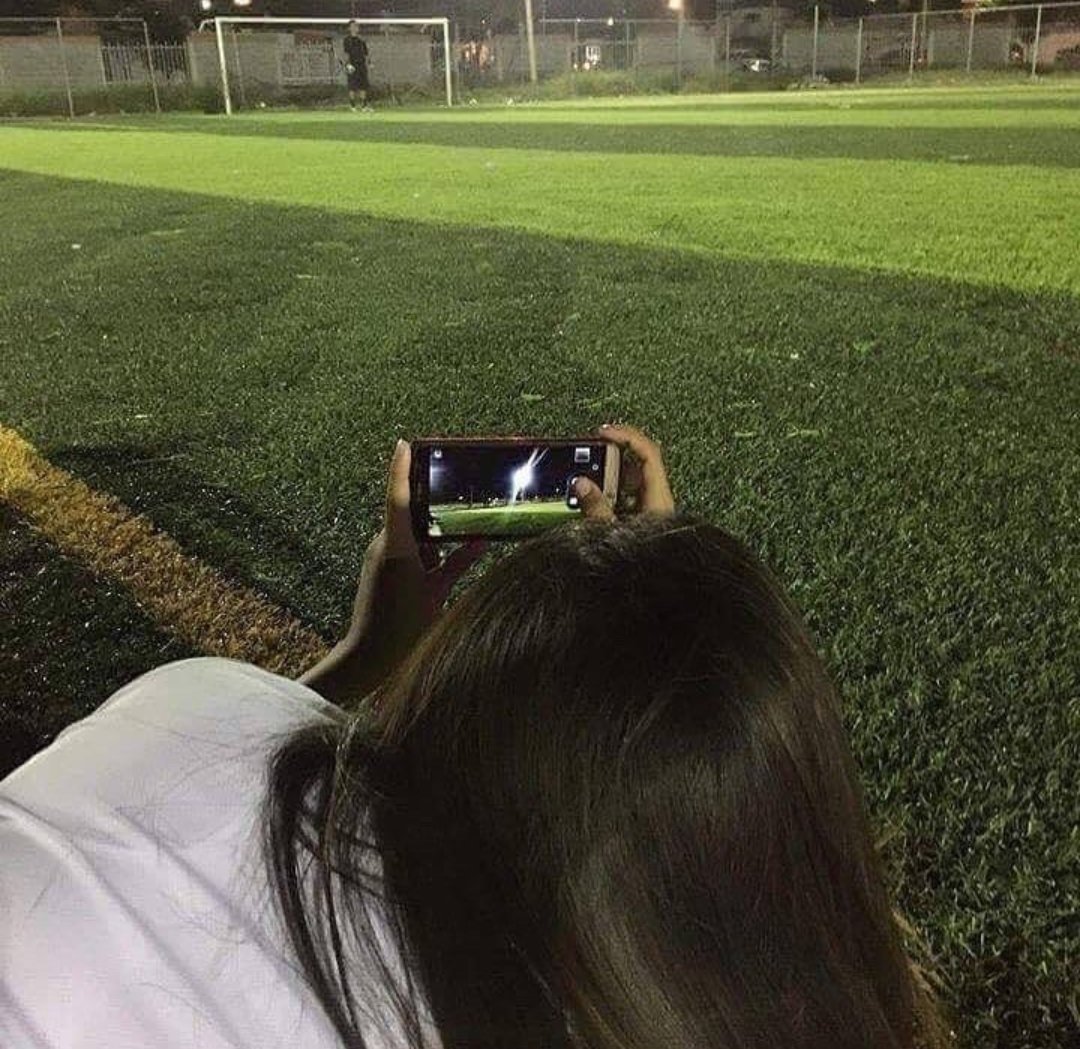herenowx1's tweet photo. Meta de casal é namorar e a bebê ir olhar o futebol e tirar foto https://t.co/PjKPYW2aF7
