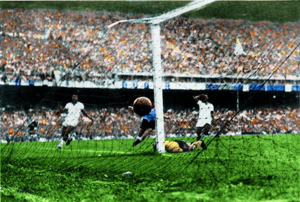 Beautiful photo of Alcides Ghiggia's winning goal vs. Brazil 🇧🇷 at the 1950 #FIFA World Cup final. 🔻#Maracanazo Thread🔻
