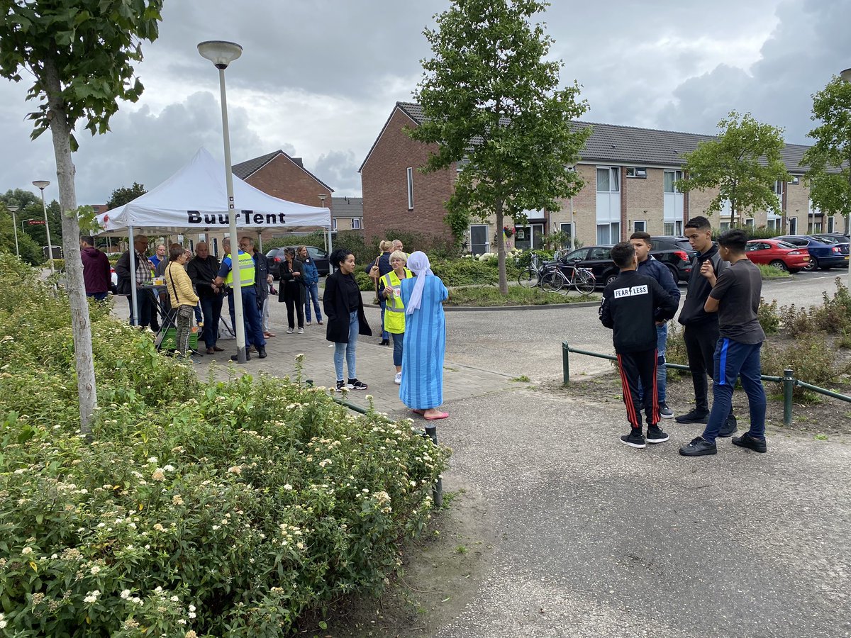 VredeAd's tweet photo. Geslaagde meeting met #BuurTent in #Bilderdijklaan #Kroeven #Roosendaal met bewoners (jong+oud) en organisaties, info opgehaald en gegeven, dank allen @WijZijnRsd @wa_roosendaal02 #polrsd @alwelnl @buurtpreventRSD @gem_roosendaal @HandhavingRsd @IngeRaaij #KroevenVoorElkaar https://t.co/Z5oQsKBSFR