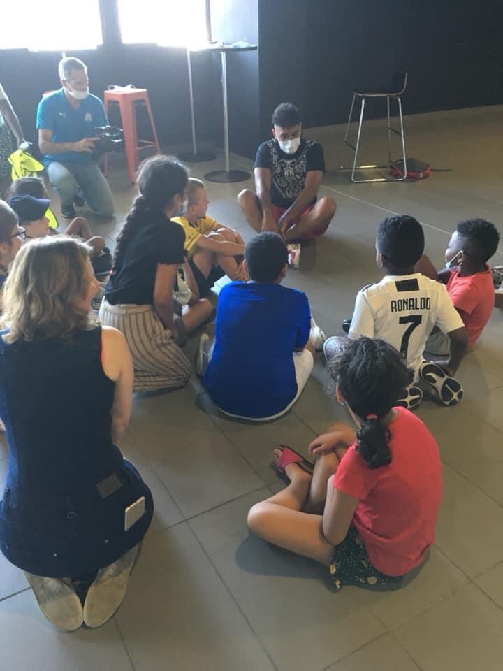 PhilippeLevy13's tweet photo. Autour du programme de l’OV School de @SynergieFamily les enfants ont pu rencontrer leur idole en la personne de @dimpayet17 . Moment de partage, émerveillement.  @laurent1178 @orangevelodrome @OM_Officiel https://t.co/Jlvbxqjhj2