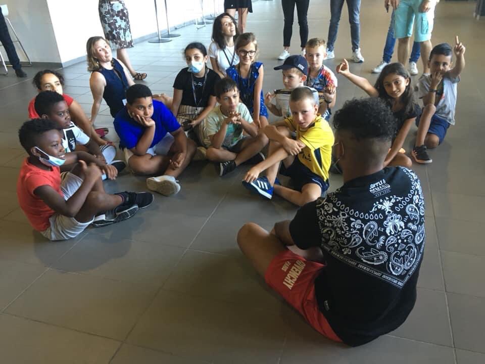 PhilippeLevy13's tweet photo. Autour du programme de l’OV School de @SynergieFamily les enfants ont pu rencontrer leur idole en la personne de @dimpayet17 . Moment de partage, émerveillement.  @laurent1178 @orangevelodrome @OM_Officiel https://t.co/Jlvbxqjhj2