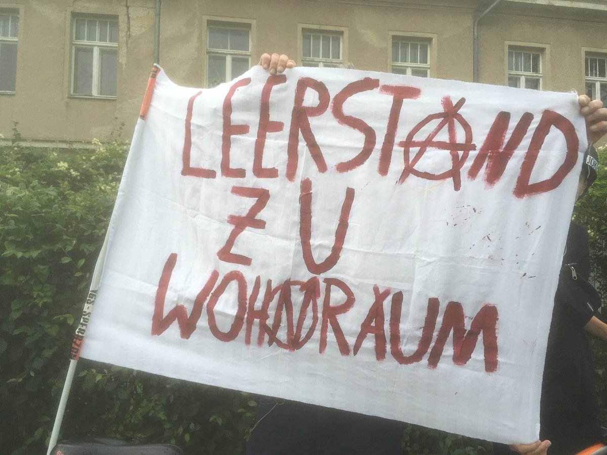 RaS_dd's tweet photo. 1. Halt unserer Demo vor den seit 30 Jahren leerstehenden Häusern der #Putzi Fabrik. Im Frühjahr entstand hier ein Ort für alle - bis dieser durch die Cops geräumt wurde. @wirbesetzendd spricht über Verdrängung & die Bedeutungvon diskriminierungsfreien Räumen #DD1607 https://t.co/p0Nv6TVS3i