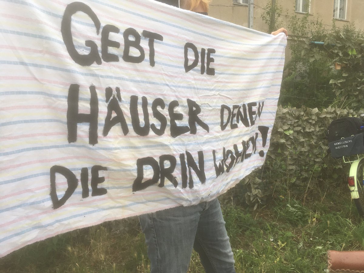 RaS_dd's tweet photo. 1. Halt unserer Demo vor den seit 30 Jahren leerstehenden Häusern der #Putzi Fabrik. Im Frühjahr entstand hier ein Ort für alle - bis dieser durch die Cops geräumt wurde. @wirbesetzendd spricht über Verdrängung & die Bedeutungvon diskriminierungsfreien Räumen #DD1607 https://t.co/p0Nv6TVS3i
