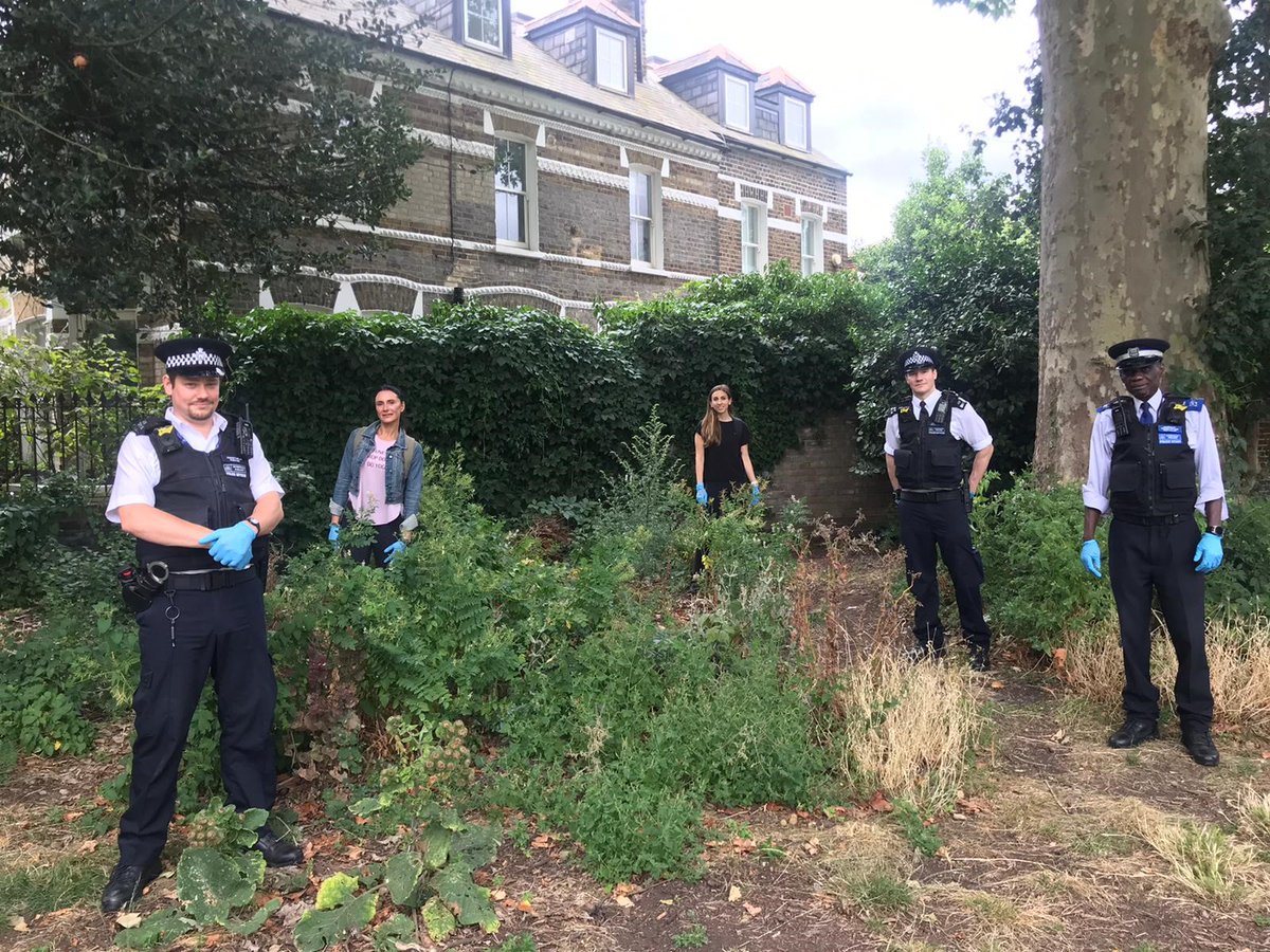 MPSParsonsGreen's tweet photo. The team were joined by two volunteers yesterday who helped us conduct weapon sweeps on the ward in order to find weapons and keep them off the streets. Please accept a huge thank you from us for giving up your time to help the community. https://t.co/e21sQEjxPB