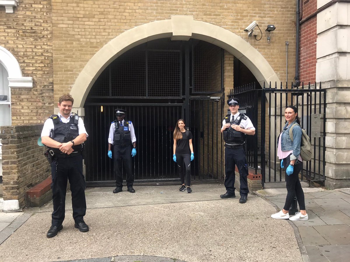 MPSParsonsGreen's tweet photo. The team were joined by two volunteers yesterday who helped us conduct weapon sweeps on the ward in order to find weapons and keep them off the streets. Please accept a huge thank you from us for giving up your time to help the community. https://t.co/e21sQEjxPB