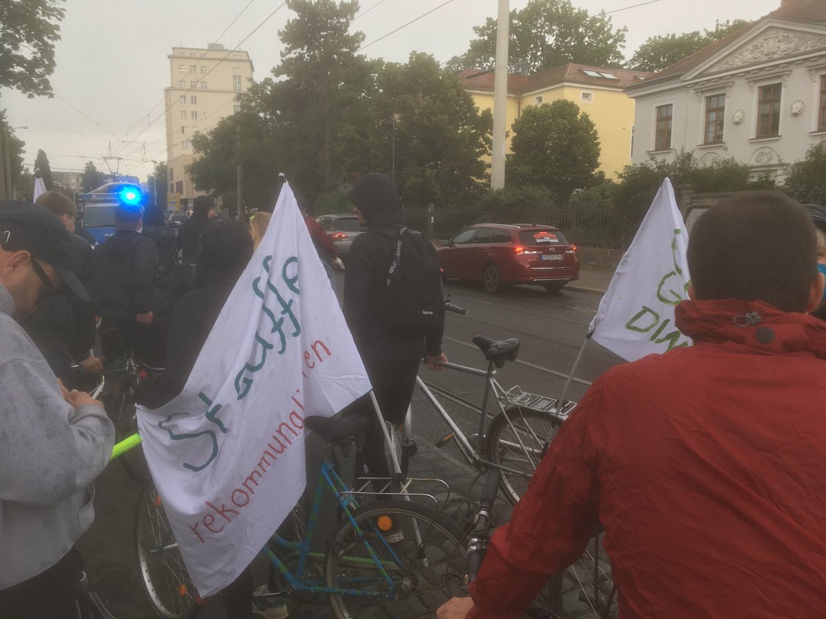 RaS_dd's tweet photo. Wir setzen uns wieder in Bewegung.
Nächster Halt #PalaSucks. Vermieter der Stauffenbergallee & alt Bekannter der Verdrängungsszene in #Dresden.
U.a. wurden ehemals in städtischer Hand befindliche Objekte in #Löbtau & #Neustadt luxussaniert & Bewohner*innen verdrängt #dd1607 https://t.co/akB4xzW5Tj