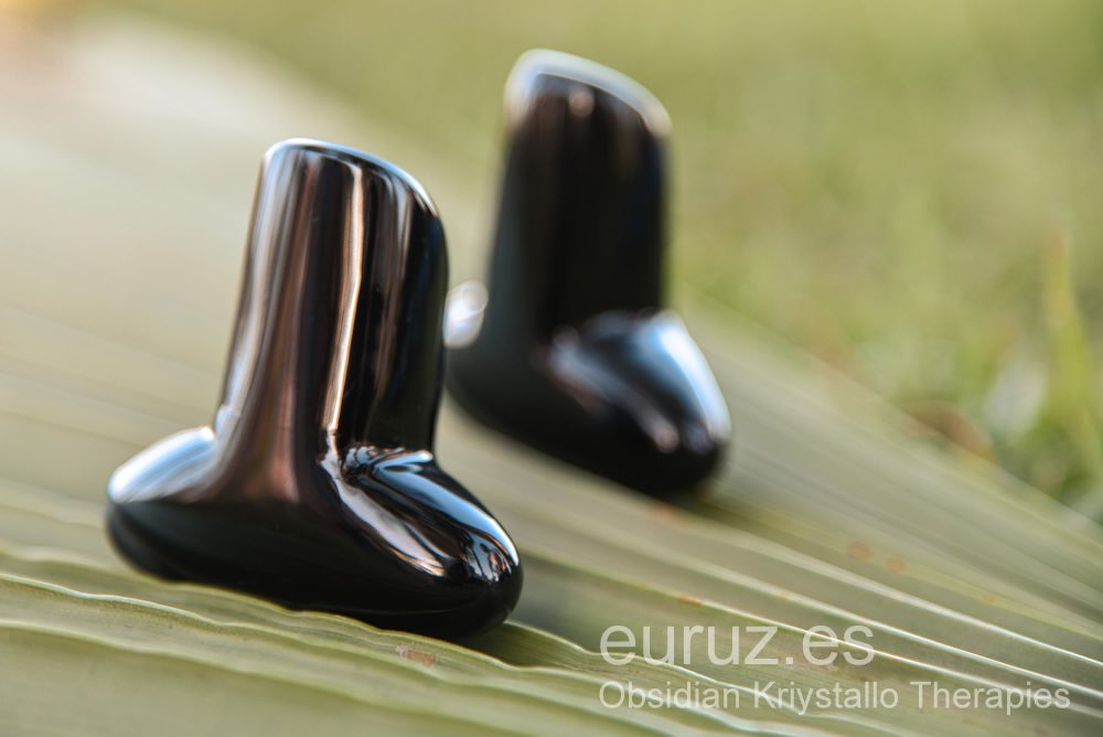 EuruzT's tweet photo. La suave textura de la obsidiana permite deslizarlas de manera eficiente aún sobre la ropa.  Por la naturaleza mineral se puede utilizar con aceites o cremas, su superficie no permite acumular ningún residuo de células muertas. #obsidian #obsidiana #terapias #masajes #spaespaña https://t.co/JRBnRDG1R0
