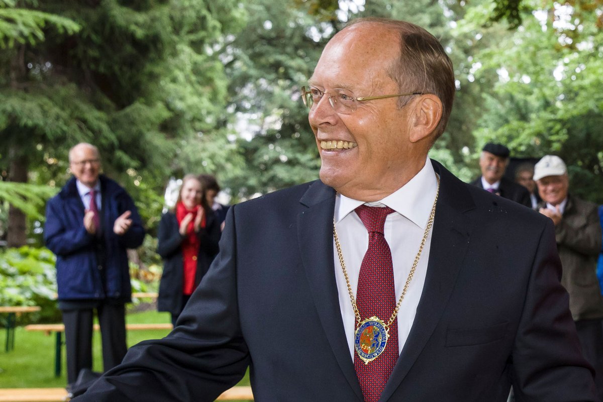 tuBraunschweig's tweet photo. Prof. Lothar Hagebölling ist #Ehrensenator der #tubraunschweig. Er erhält die Auszeichnung in Anerkennung seiner hervorragenden Verdienste um die Förderung von Forschung und Lehre und seines außerordentlichen Engagements für Wissenschaft und Kultur ➡️https://t.co/HbweEj6gXy https://t.co/tdu6nOZ8TH