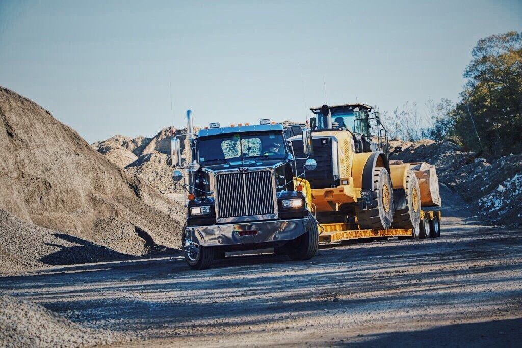 WeKnowTrucks's tweet photo. On the Scene with @WstrnStarTrucks #4900SF https://t.co/AoUPt80Fps