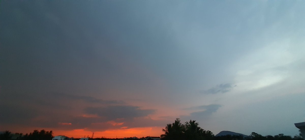 kyaayaaar's tweet photo. Do you all just ever feel  FOMO  rising up when you look up at the sky and  click too  many pictures  feeling like this beauty is never going to come again. and the next day  you see the   sky  in all its beautiful shades and boom picture time again. It's a never ending cycle. https://t.co/alPhKORKa9