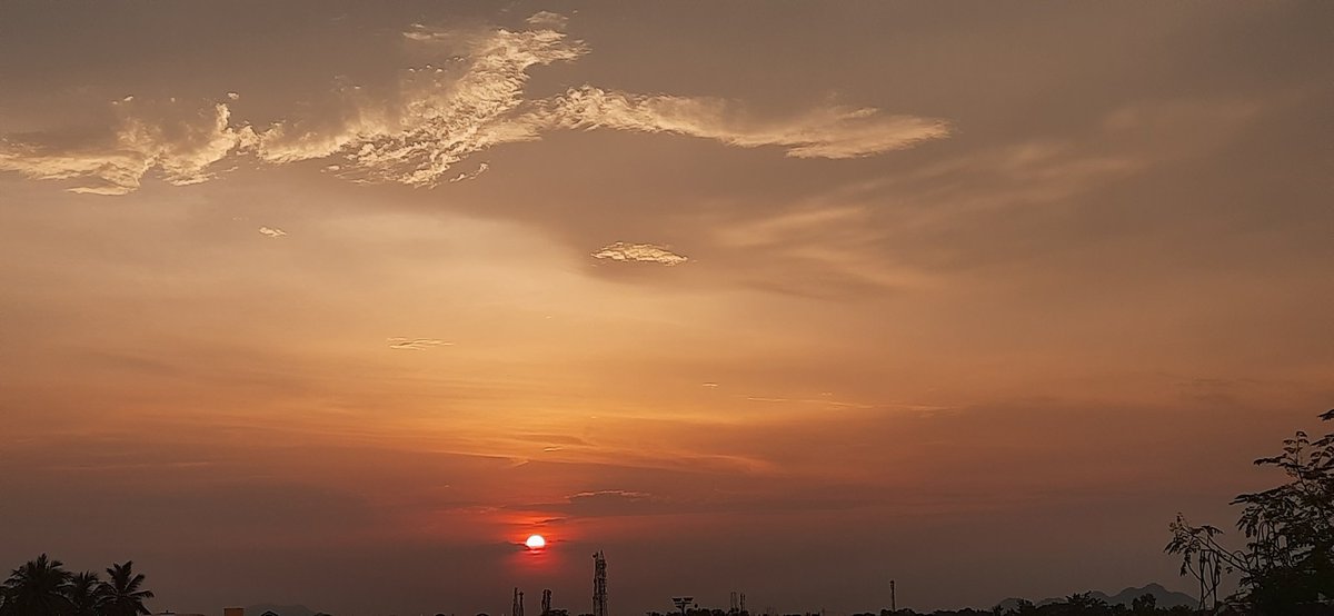 kyaayaaar's tweet photo. Do you all just ever feel  FOMO  rising up when you look up at the sky and  click too  many pictures  feeling like this beauty is never going to come again. and the next day  you see the   sky  in all its beautiful shades and boom picture time again. It's a never ending cycle. https://t.co/alPhKORKa9