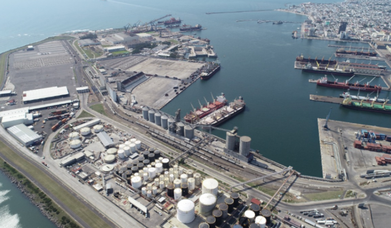 GrupoT21's tweet photo. ⚓️ Veracruz tendrá más capacidad para fluidos con ampliación de Excellence. https://t.co/VpeSBXurxS
Por #RedacciónT21 #GrupoT21 #AniversarioT21 #PuertoDeVeracruz #TerminalPortuaria #Excellense #Idesa https://t.co/iLopR3cW9L