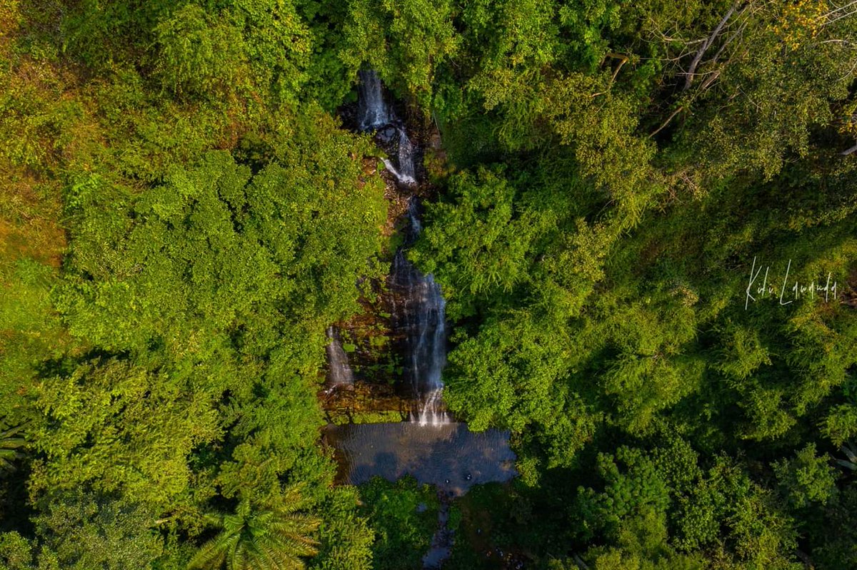 #LaPuceALOreille... 

𝗜𝗺𝗮𝗴𝗲𝘀 𝗮𝗲́𝗿𝗶𝗲𝗻𝗻𝗲𝘀 𝗱𝗲 𝗹𝗮 𝗰𝗵𝘂𝘁𝗲 𝗠𝗮𝘁𝗮𝗱𝗶 𝗠𝗮𝗱𝗶𝗮𝗯𝗮 𝗲𝘁 𝘀𝗲𝘀 𝗲𝗻𝘃𝗶𝗿𝗼𝗻𝘀 🇨🇬 💦 ⛰ 

📍Sossi, Niari #Découverte.

Sossi est un village situé à 18 kilomètres de Dolisie, dans le district de Louvakou... #ChezMoiAuCongo