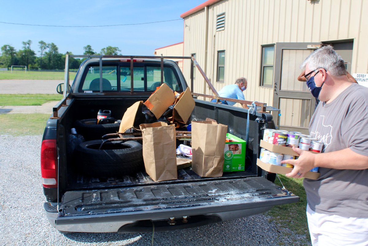 DerbyCF's tweet image. Derby Community Family Services manages the Derby Food Pantry in Oaklawn. Since March, volunteers have been providing curbside delivery. 
Thanks to these dedicated volunteers for continuing to serve our local community. #AdAstraStrong #DerbyProud