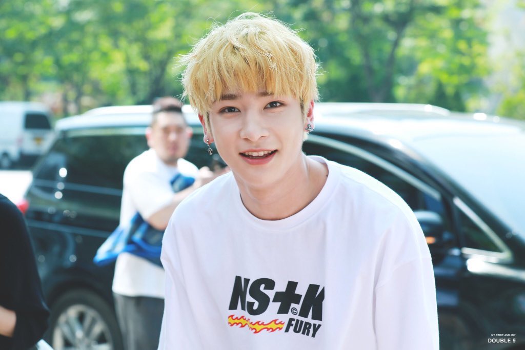 timetohangyul's tweet photo. 180717 더쇼 출근
#이한결 #한결 #HANGYUL https://t.co/xBayzmUXWr