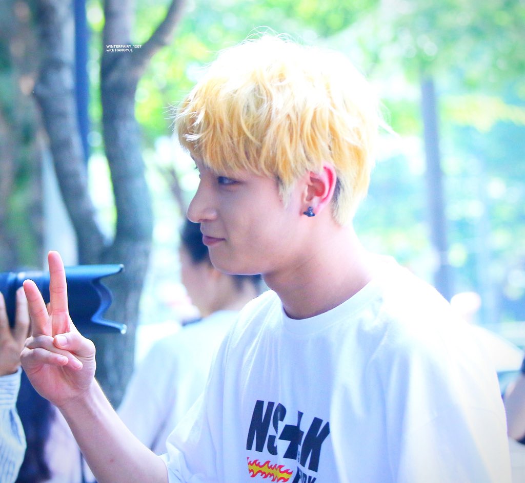 timetohangyul's tweet photo. 180717 더쇼 출근
#이한결 #한결 #HANGYUL https://t.co/xBayzmUXWr