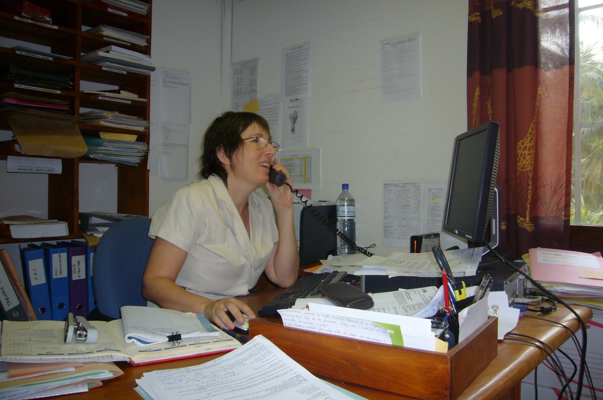 FranoiseNicolas's tweet photo. @FranceONUGeneve @GenEgaliteFR @francediplo @Egal_FH @ONUFemmesFR @franceonu @odelphine Bonjour, peut-on parler des pratiques de @francediplo à l'égard de ses agents femmes? 

Après que ma hiérarchie ait envisagé mon "viol commandité" en réunion de service, j'ai été étranglée à mon bureau. Pas d'enquête. Ayant eu l'audace de porter plainte, j'ai été radiée en 2018. https://t.co/x5xorcjytE
