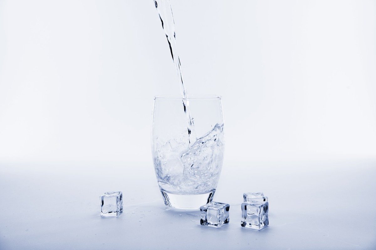 SodexoONU's tweet photo. Are you always thirsty? Take a minute to think about how much water you have drank today.

To prevent headaches and other symptoms of dehydration set a water goal! Sip water throughout the day with the goal of finishing at least 4 to 5 bottles per day. 💦 https://t.co/zcc028N2U3