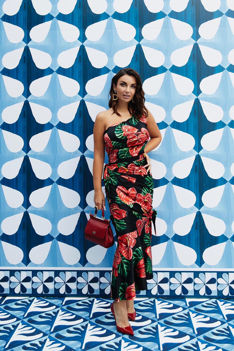 Classy bicc at <a href="/dolcegabbana/">Dolce&Gabbana</a> #MilanoFashionWeek 😋💅🏽