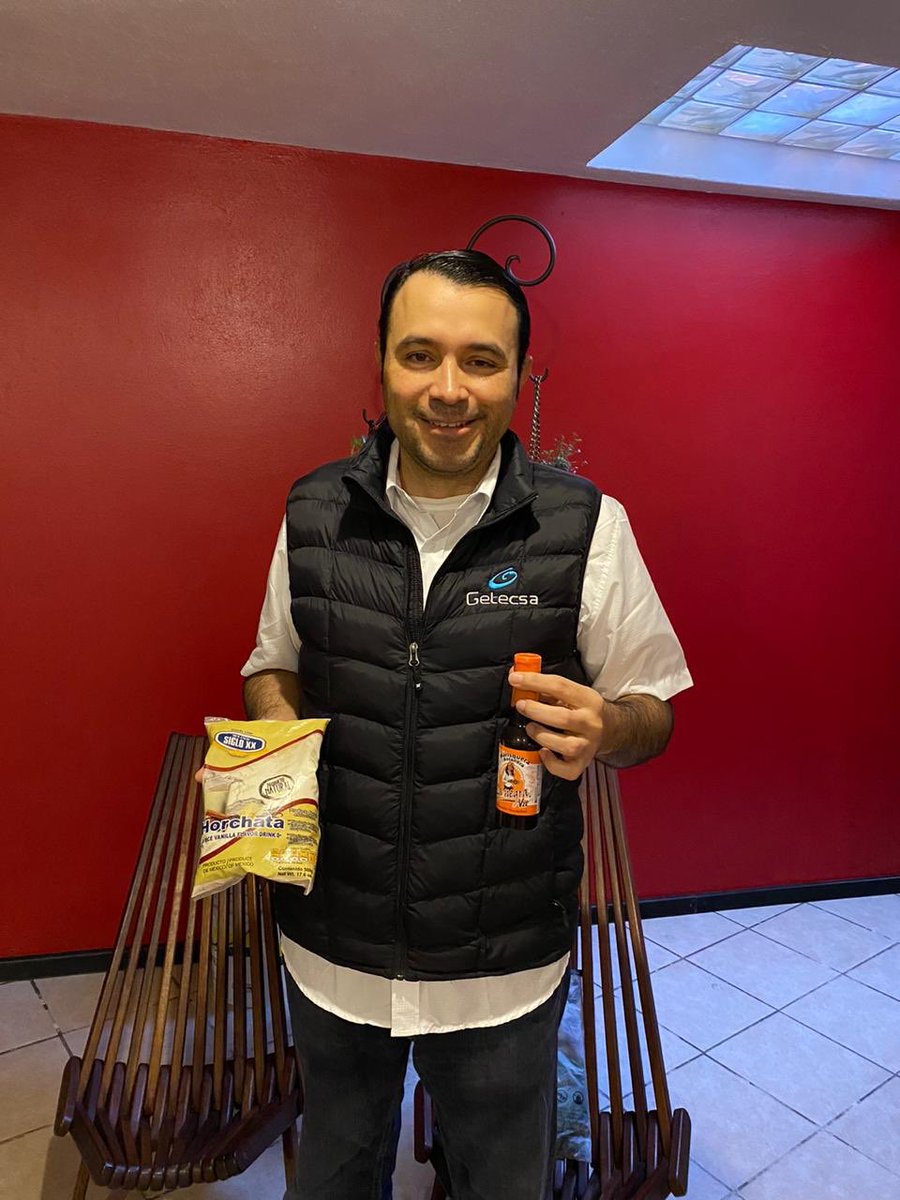Feelgudbox's tweet photo. Gracias @morritomtv 🥰😃

Otro de los primeros Guders que este fin de semana toma horchata siglo XX y sazona su comida con salsa la negra. 

Mochitense feliz, nosotros felices :) https://t.co/hQiraMKBPY