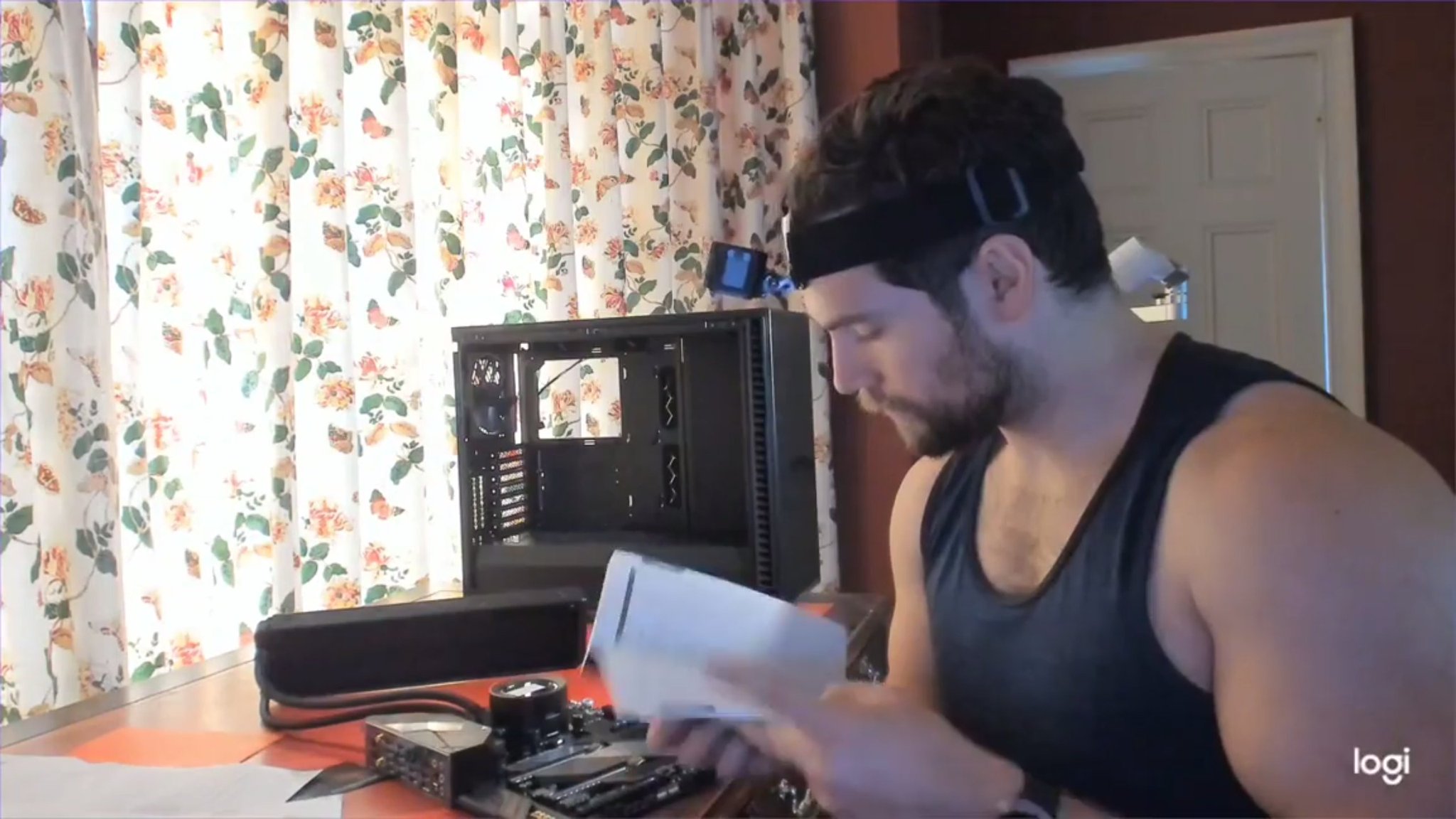 James Whitbrook در X: «"So Henry Cavill just builds a gaming rig in his  tank top" is absolutely the set up to a porno and yet, here we are  https://t.co/6pmrULVn0h https://t.co/KtcG7o2GVf» / X