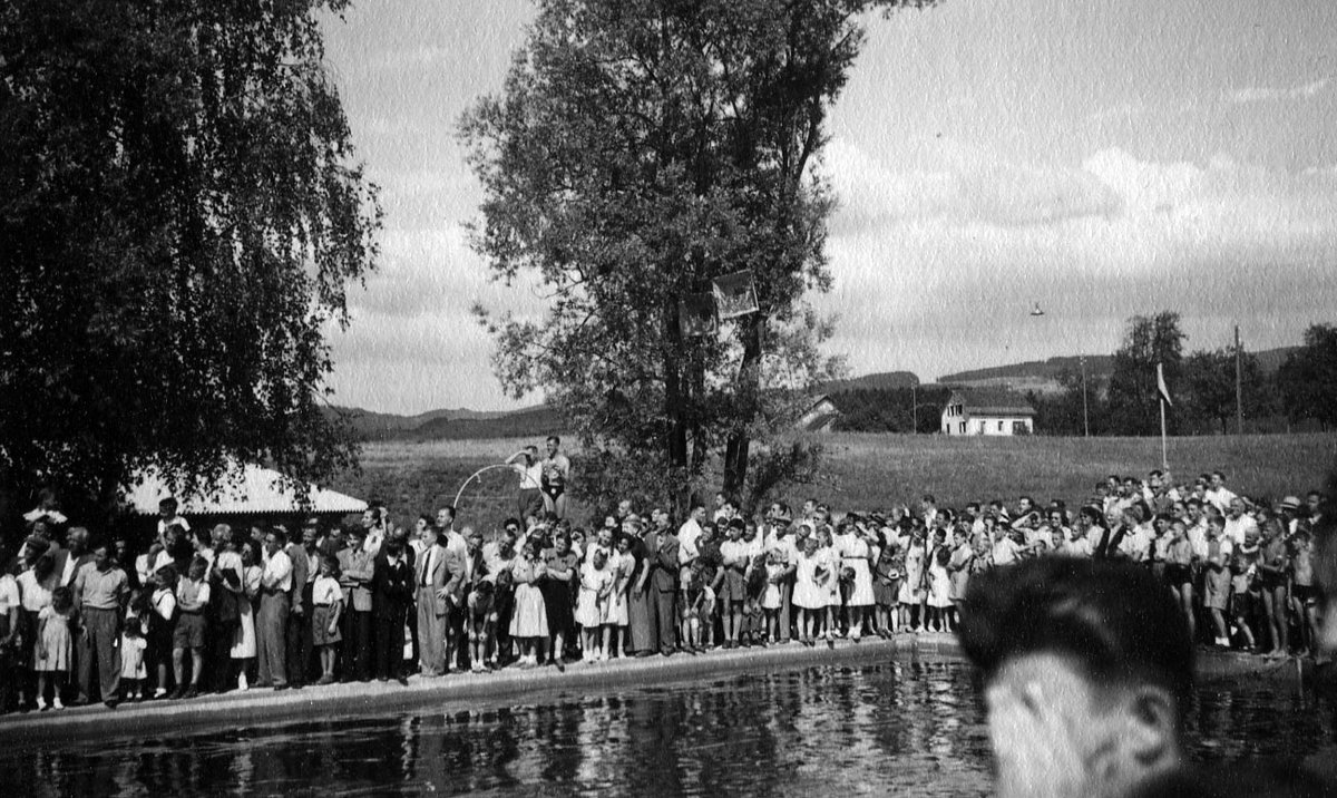 Wetzipedia's tweet photo. Heute vor 71 Jahren wurde das neue #Schwimmbad am alten #Wildbach eingeweiht. Die Anlage ist vom Ingenieurbüro E. Meier &amp; Sohn #Wetzikon projektiert worden. ^it

#Flashbackwetzikon #Badeanstalt #Meierwiesen #wetzipedia https://t.co/itDoL3kdQF