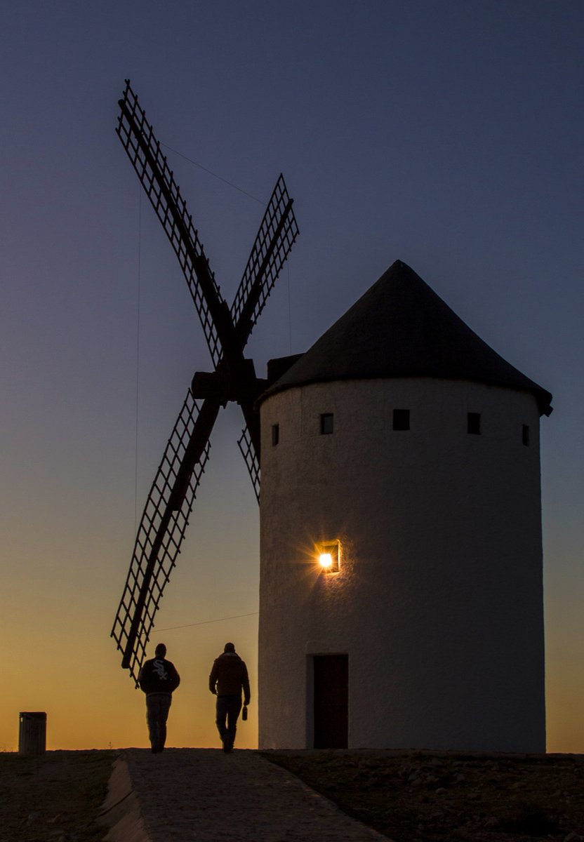 🌿Disfrutando de un paseo nocturno por los molinos de viento de Alcázar de San Juan ¡Maravilloso!💚#QuijoteES

#CastillaLaMancha #RutadelVinodeLaMancha #zascandileandoporclm #EsAlcazar
🧡#Turismo #viajar #SoyMancha #PueblosbonitosdeEspaña #España #paisajes #rural #CLMcercadeti