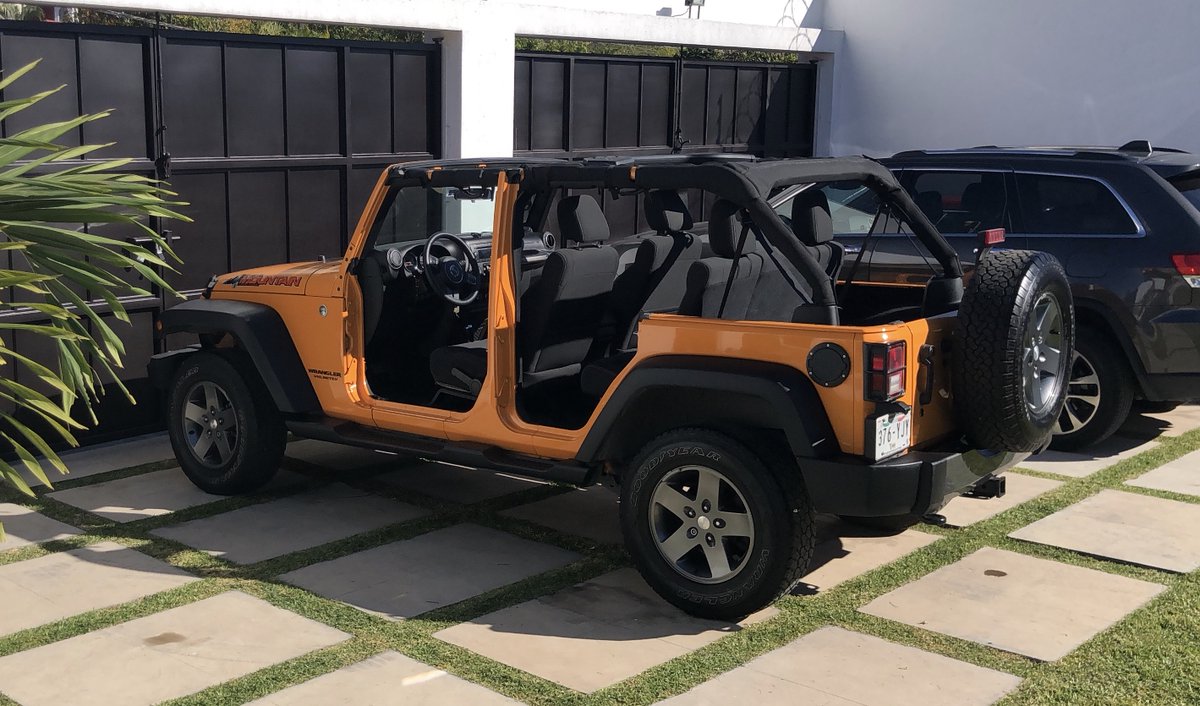 GamadorRivera's tweet photo. #JeepWrangler Sun's out, guns out! https://t.co/z1XJOTvmKe