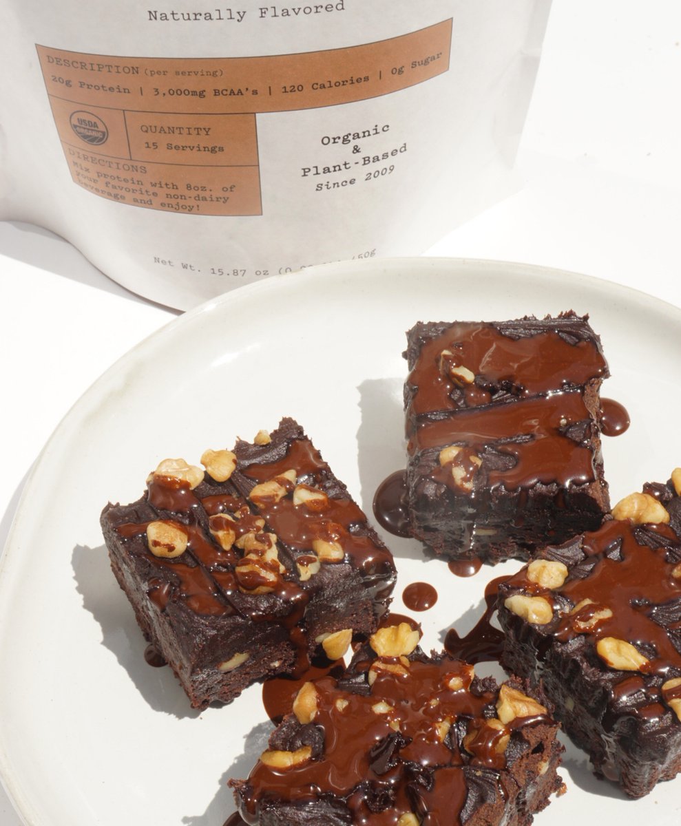 22DaysNutrition's tweet photo. When you love your protein this much, you add it to pretty much everything. Protein Brownies for the win! 😋
.
.
.
.
.
#tossthetub #22daysnutrition #plantpower #plantbasednutrition #proteinbrownies #veganbrownies #chocolateprotein #chocolateveganprotein https://t.co/4m4vpLRsM1