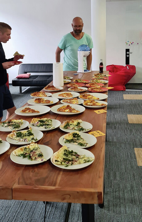 ME__digital's tweet photo. Another "Feierabend" - another Pizza &amp; Beer night 🍻 🍕 https://t.co/IxBFvjMUKu