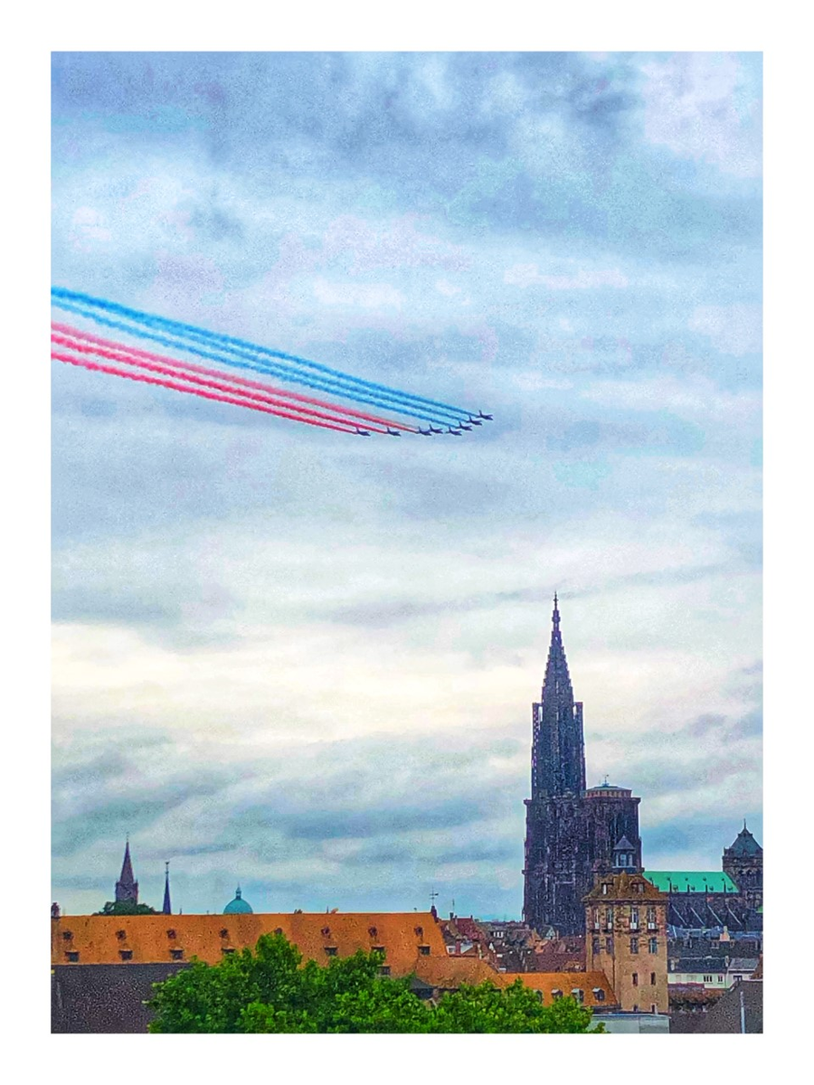 Juste au dessus de nos têtes, hommage aux soignants Alsaciens avec la <a href="/PAFofficiel/">Patrouille de France</a>