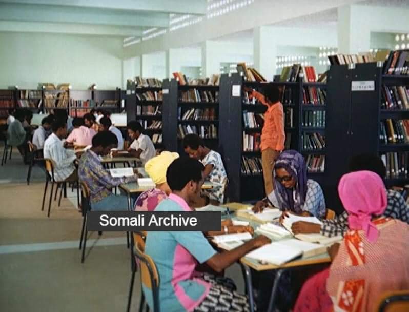 MAQSO4's tweet photo. 1977-dii Kulliyaddii Waxbarashada ee Lafoole @SNU_University oo ay fadhiyaan ragg &amp; Dumar wax Akhrinaya.

Somali Archive https://t.co/uI1p9XXPmi https://t.co/hfUAr8fA5G