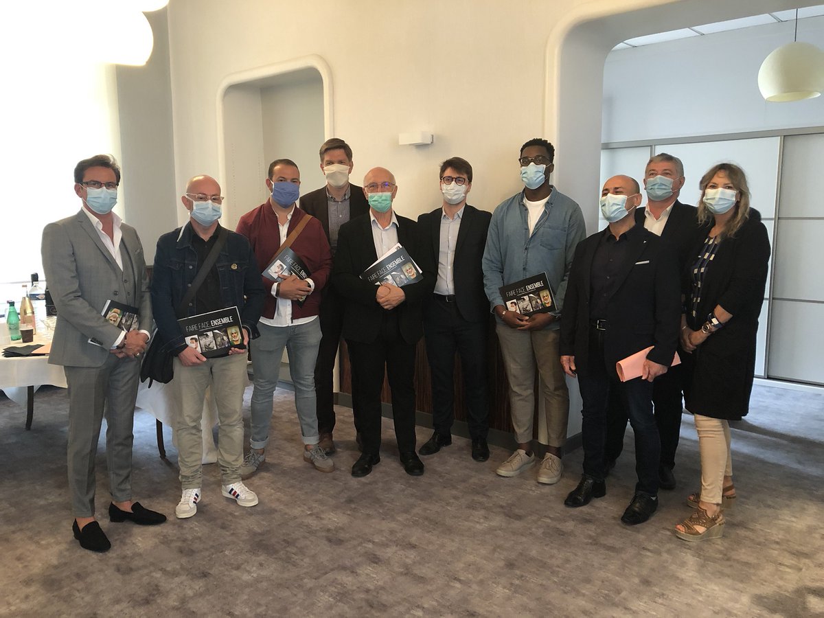 CHRU_de_Nancy's tweet photo. Opération de remerciements au @CHRU_de_Nancy, grâce au soutien @FondationHPHF et @Total les agents vont recevoir 50€ de bons cadeaux à dépenser dans les @LesVitrines Nancy et un livre photos rendant hommage à la mobilisation de tous. Merci à tous partenaires et aux photographes https://t.co/6JZnHempri