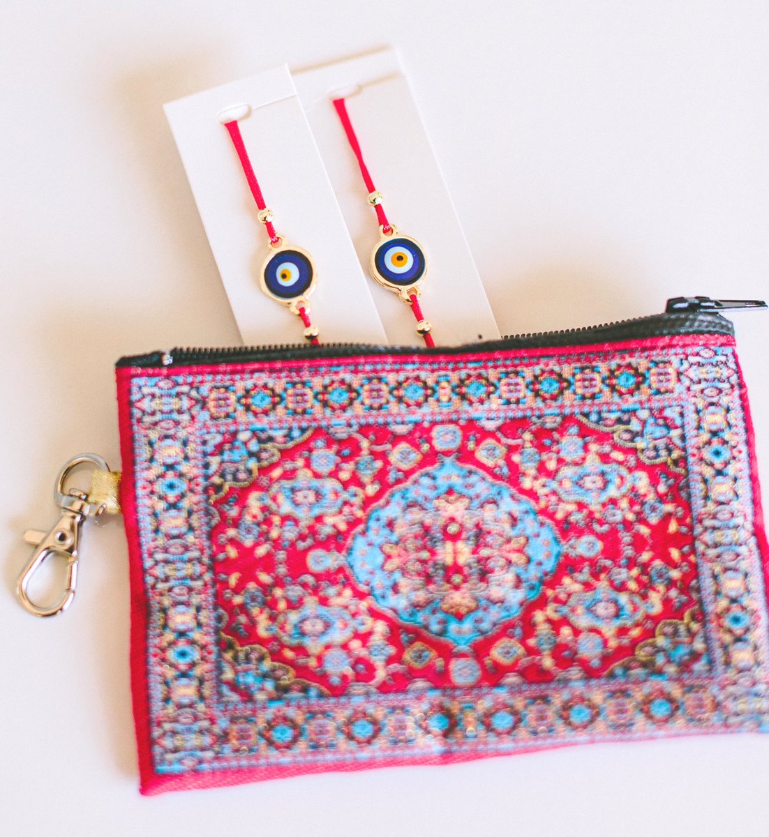 InKidzCo's tweet image. The #ProtectionBox includes two #protectionbands that have gold #evileye pendants on crimson + black thread.❤️ The evil eye dates back thousands of years as one of the strongest symbolic images.✨ Wearing it is an #amulet to protect &amp;amp; ward off negativity. bit.ly/2VHbDzu