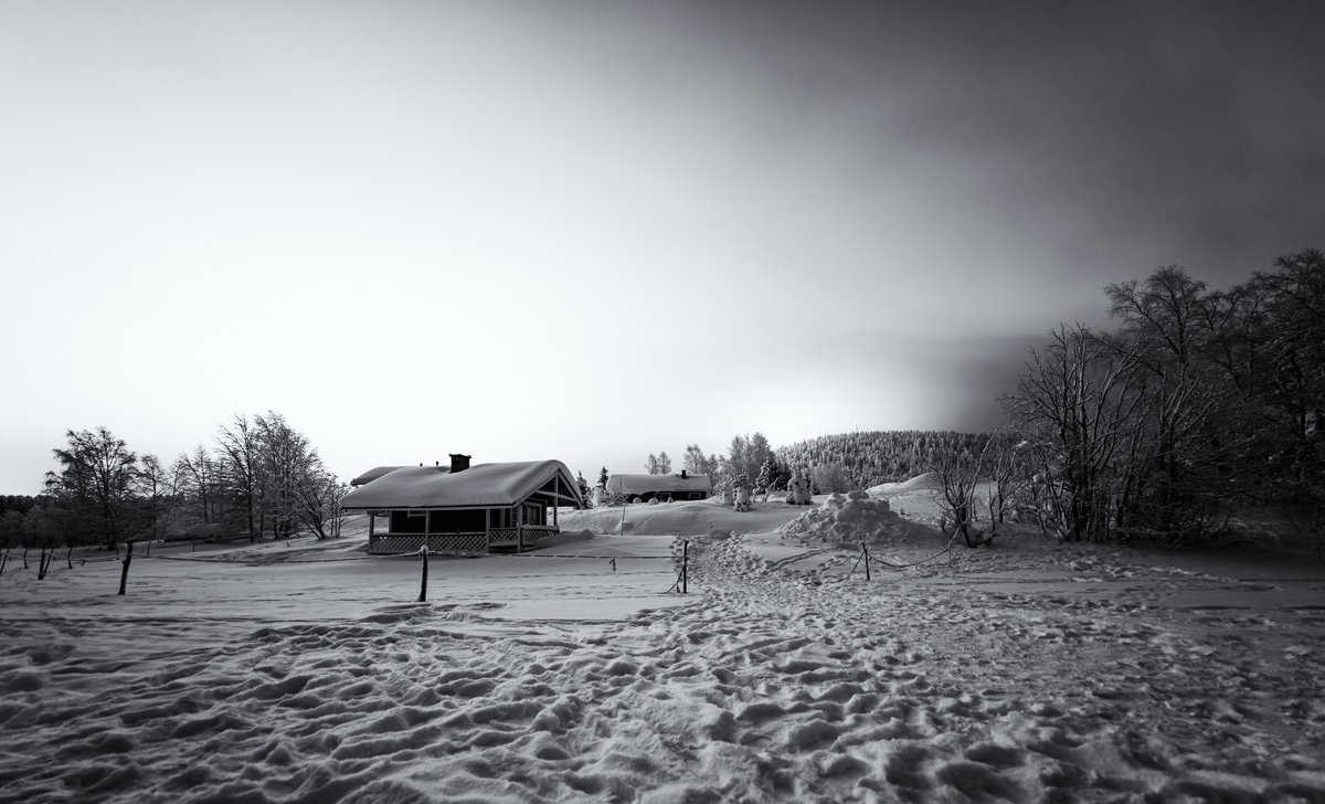gorgeous_pix's tweet image. "Snowy Cabin - Lapland, Finland. From u/michaelstevenharris on Reddit #snowycabin #lapland #finland #winter"
