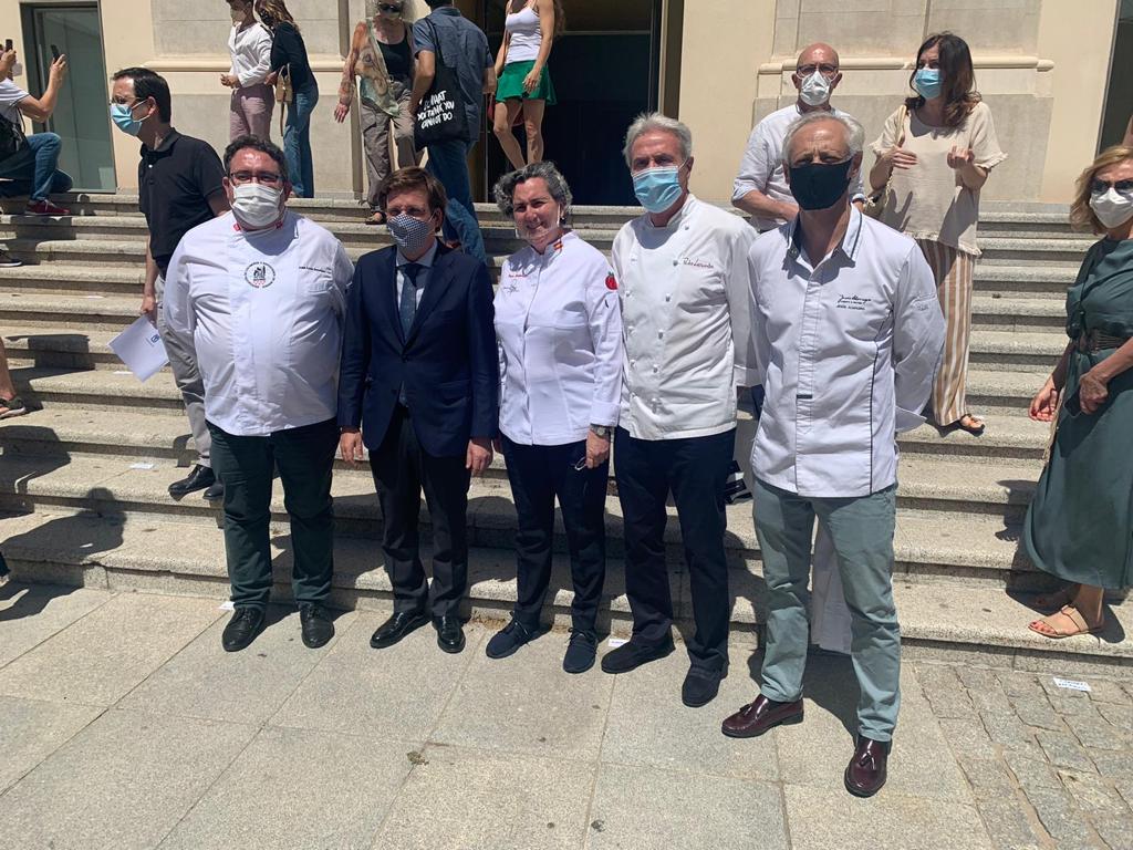 La semana pasada acudí invitado a la presentación de una nueva edición de #VeranosdelaVilla. 

Todo un honor formar parte de una iniciativa como esta, y un auténtico orgullo estar rodeado de tan grandes profesionales como <a href="/PepaMuoz8/">Qüenco de Pepa</a> y <a href="/pedro_larumbe/">Pedro Larumbe</a>