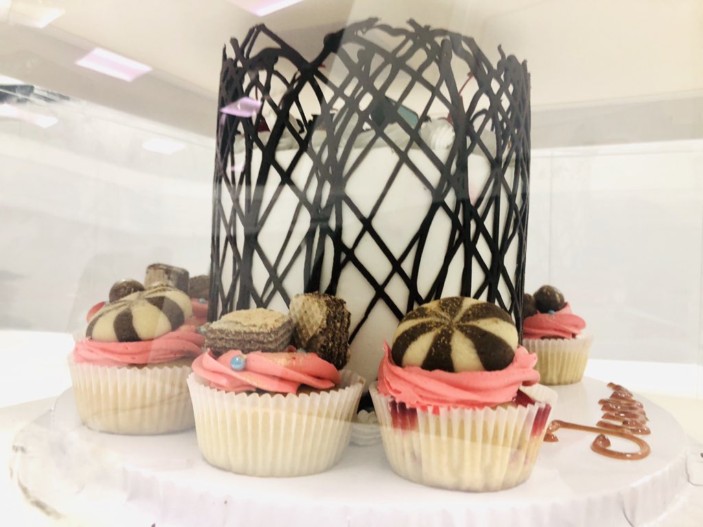 Nyca_Bakery's tweet photo. We did this for our favorite client.. please retweet and don’t forget to dm for your cake/ cupcakes/cookies anytime . 🥳 https://t.co/GhmcF3KqNF