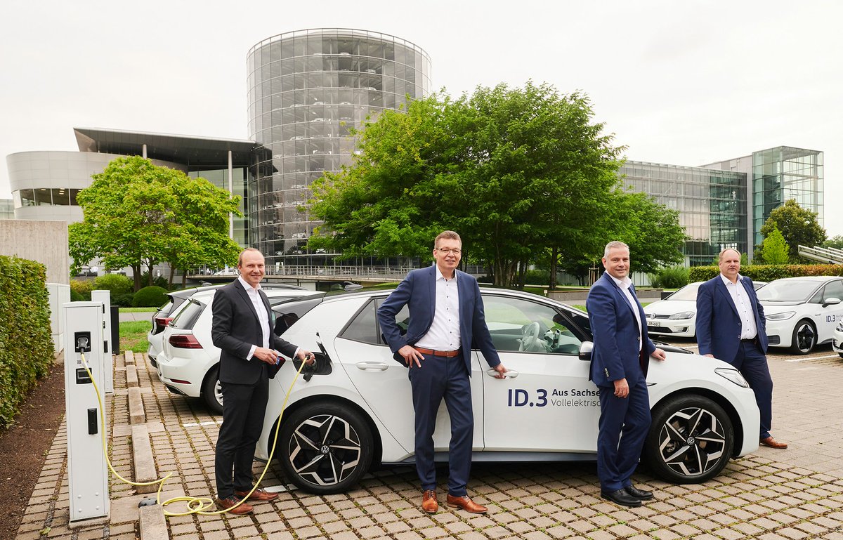 Weil #Klimaschutz auch auf der Straße stattfindet: In der <a href="/vwmanufaktur_de/">Gläserne Manufaktur</a> konnte ich heute 32 neue Ladepunkte mit eröffnen. Der Strom dafür kommt aus #Erneuerbare|n. #GläserneManufaktur #Dresden