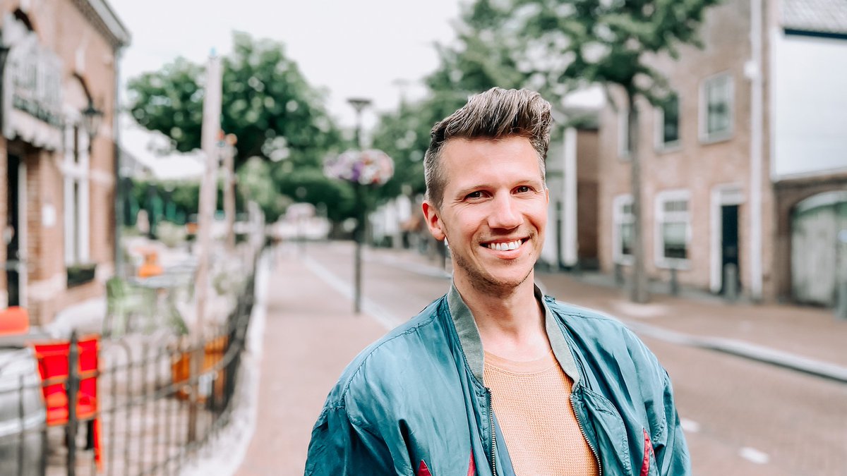 SCultureel's tweet photo. 𝗜𝗻 𝘁𝗵𝗲 𝘀𝗽𝗼𝘁𝗹𝗶𝗴𝗵𝘁 ⚡️➡️ Stijn van Erp
🗣“Ik kan niet wachten om de bezoekers van Cultuurklunen kennis te laten maken met wat ik doe.”
➡️In zijn monoloog STROOM volg je gedachtes van een jongen over zorgen en innerlijke gesprekken. https://t.co/25VDIVfQx9