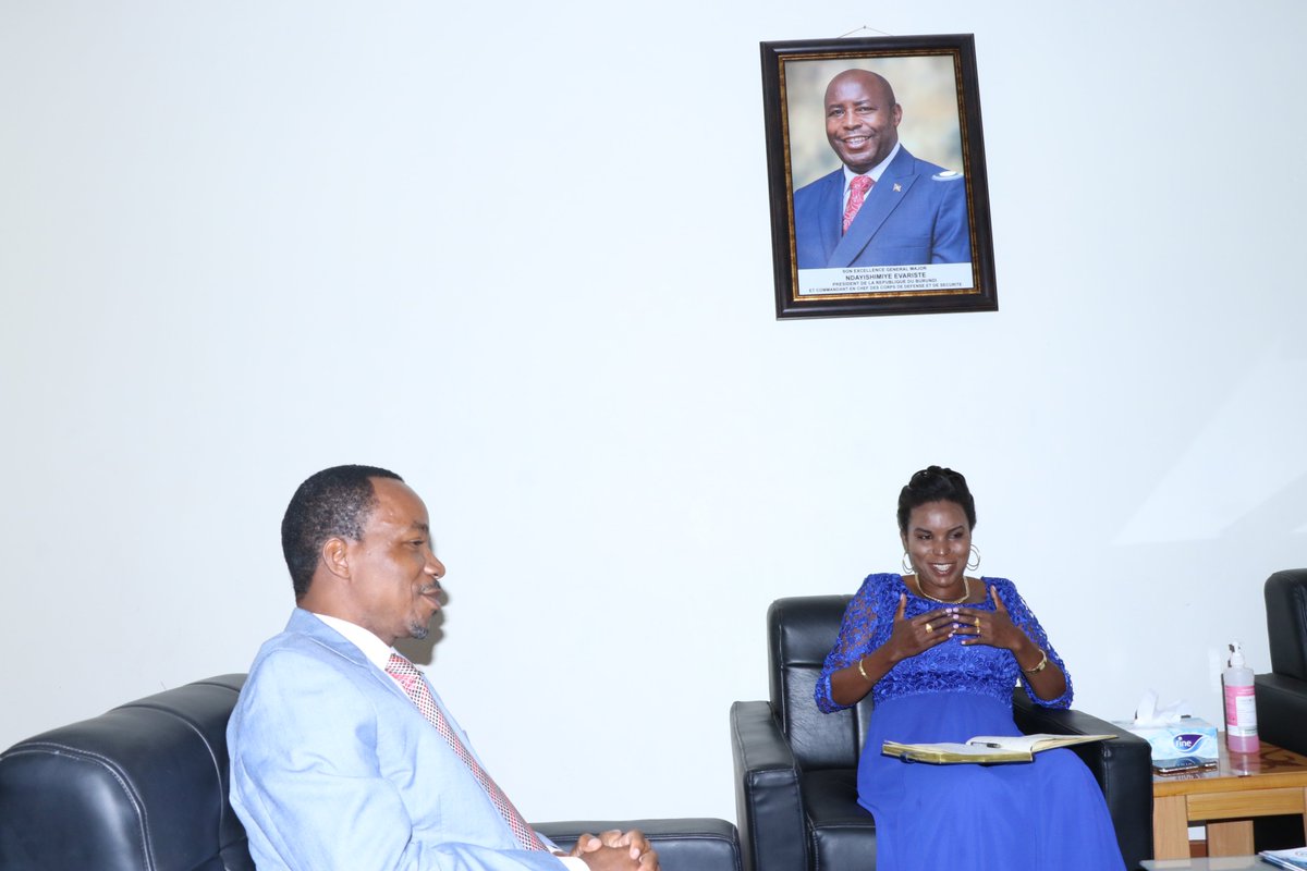 Burundi1stLady's tweet photo. C’était un réel plaisir d’accueillir dans mon bureau, Monsieur @tiemrich, Représentant du @UNFPA au #Burundi. Nous avons eu un échange fructueux sur diverses questions en rapport avec la promotion du bien-être de la femme burundaise. https://t.co/ALYAvuBk5H