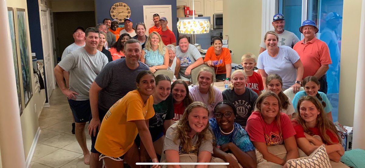 ForceSouthern's tweet photo. Shrimp and crab leg broil!!!!! #TeamBonding #SoFoSoftball https://t.co/9z10S92HDl