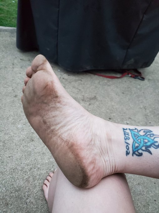 Spent the morning gardening and getting these cute soles filthy! If you want to see the clips of my feet