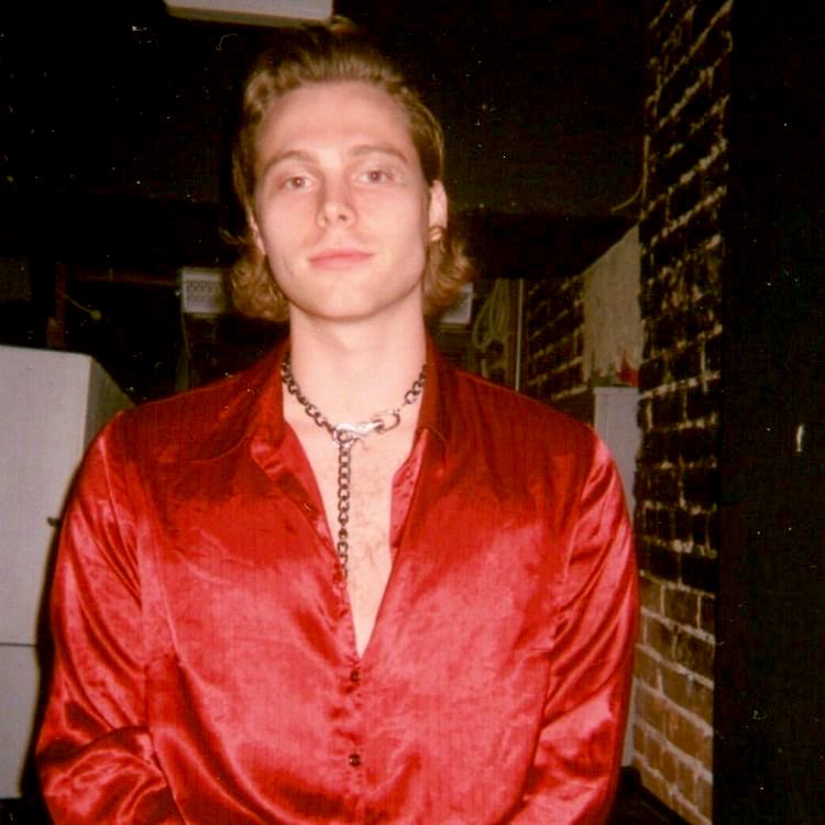 Luke Hemmings as balloons: a thread to celebrate his 24th birthday <3